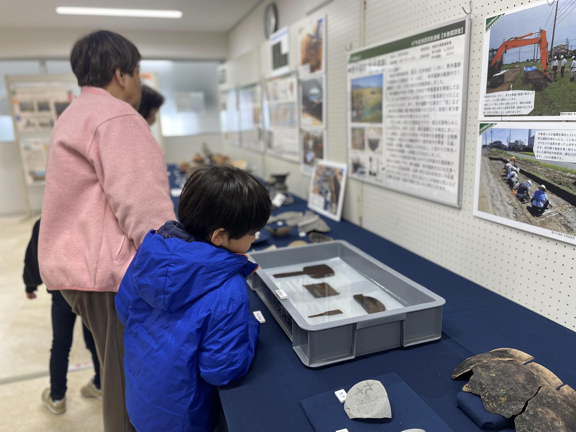 木製品を熱心に見る様子