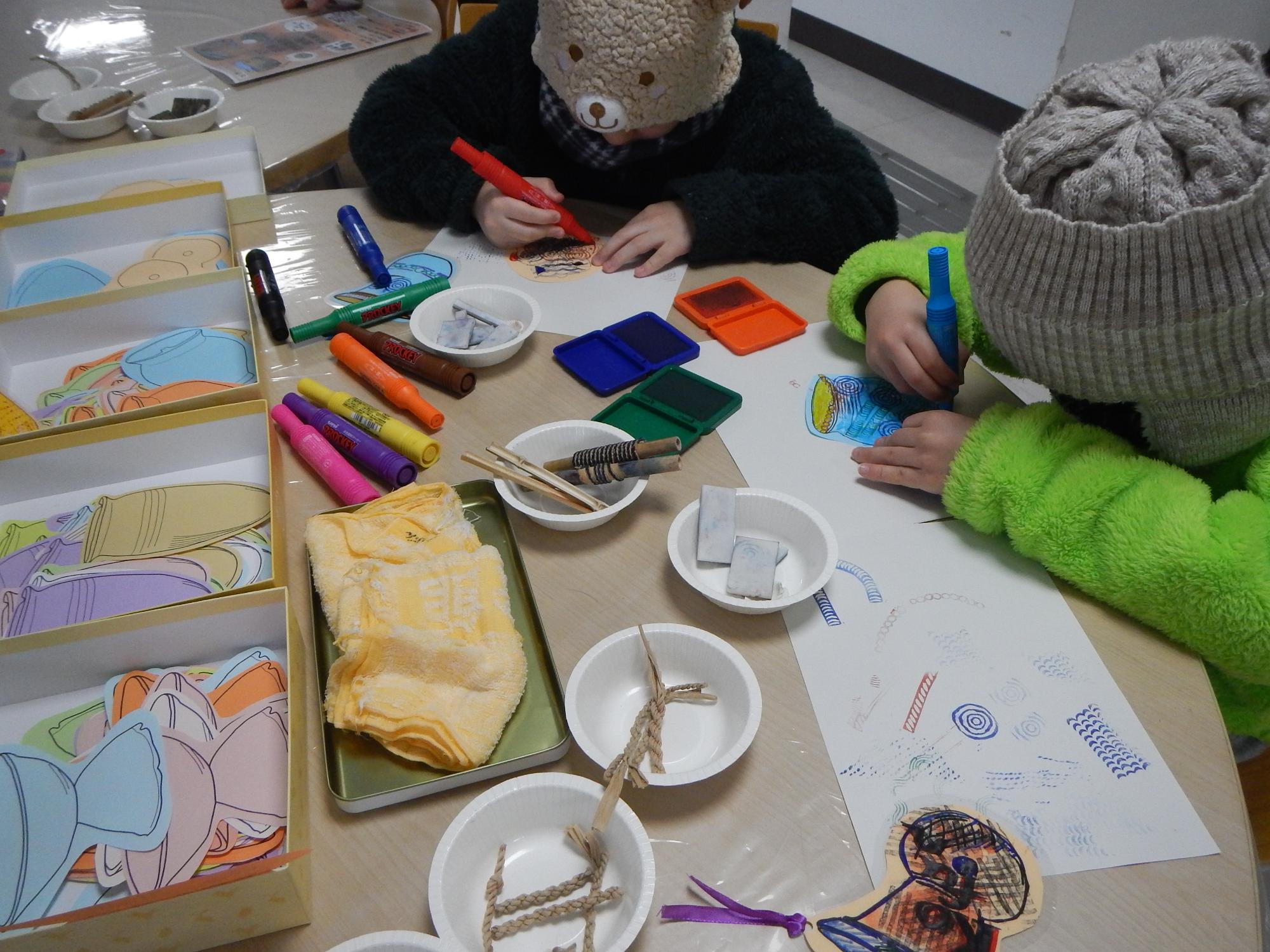 「土器ドキ‼しおりづくり」体験コーナーの様子