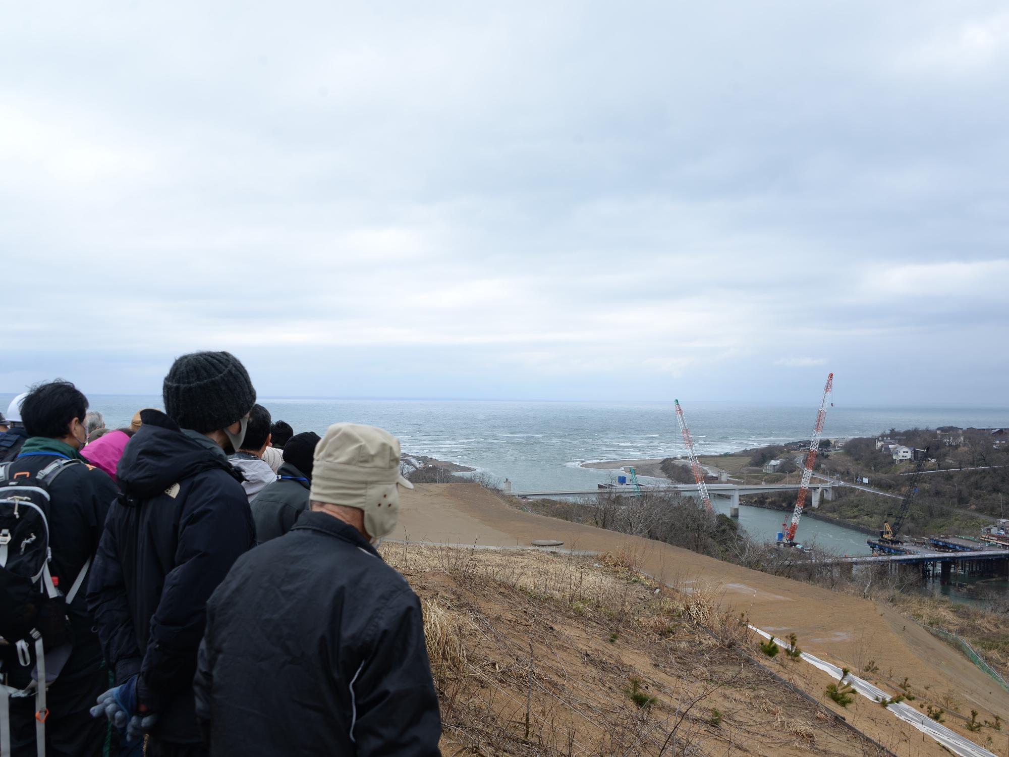 大河津分水路左岸側の山地部掘削現場からの眺め