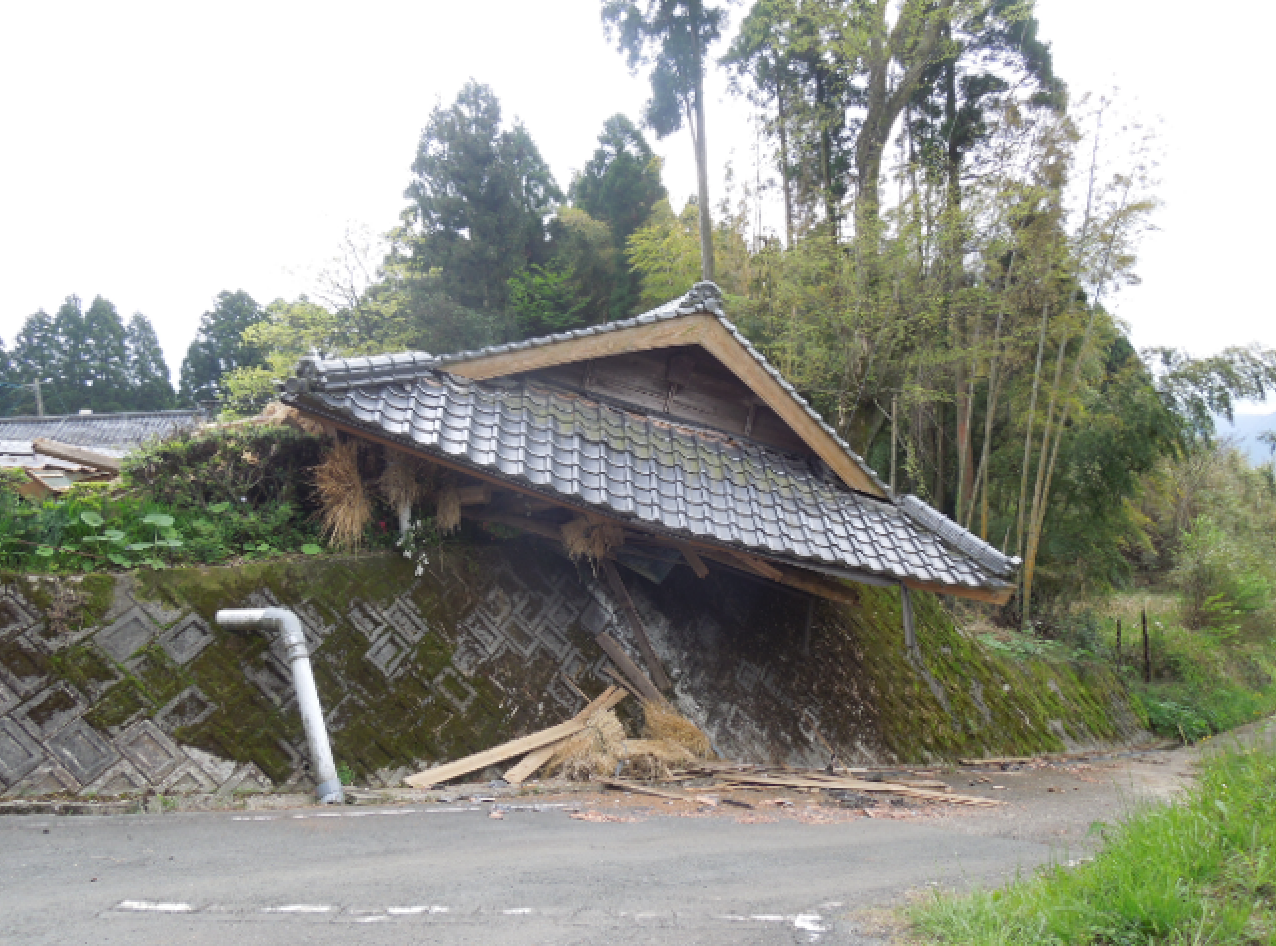 熊本地震で一階部分が潰れた建物