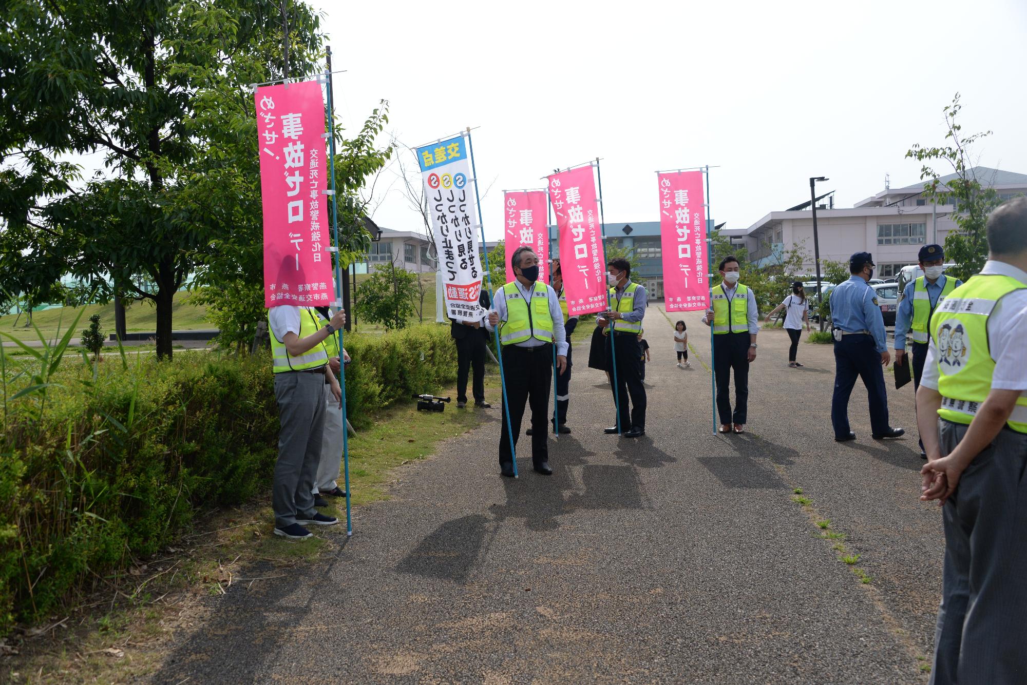 「横断歩行者を守ります」宣言事業者の皆さんから啓発用ののぼり旗を持ってもらいました