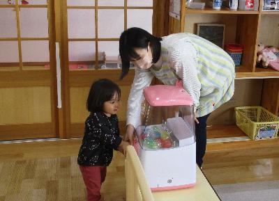 子育て支援センターで遊ぶ子どもの写真