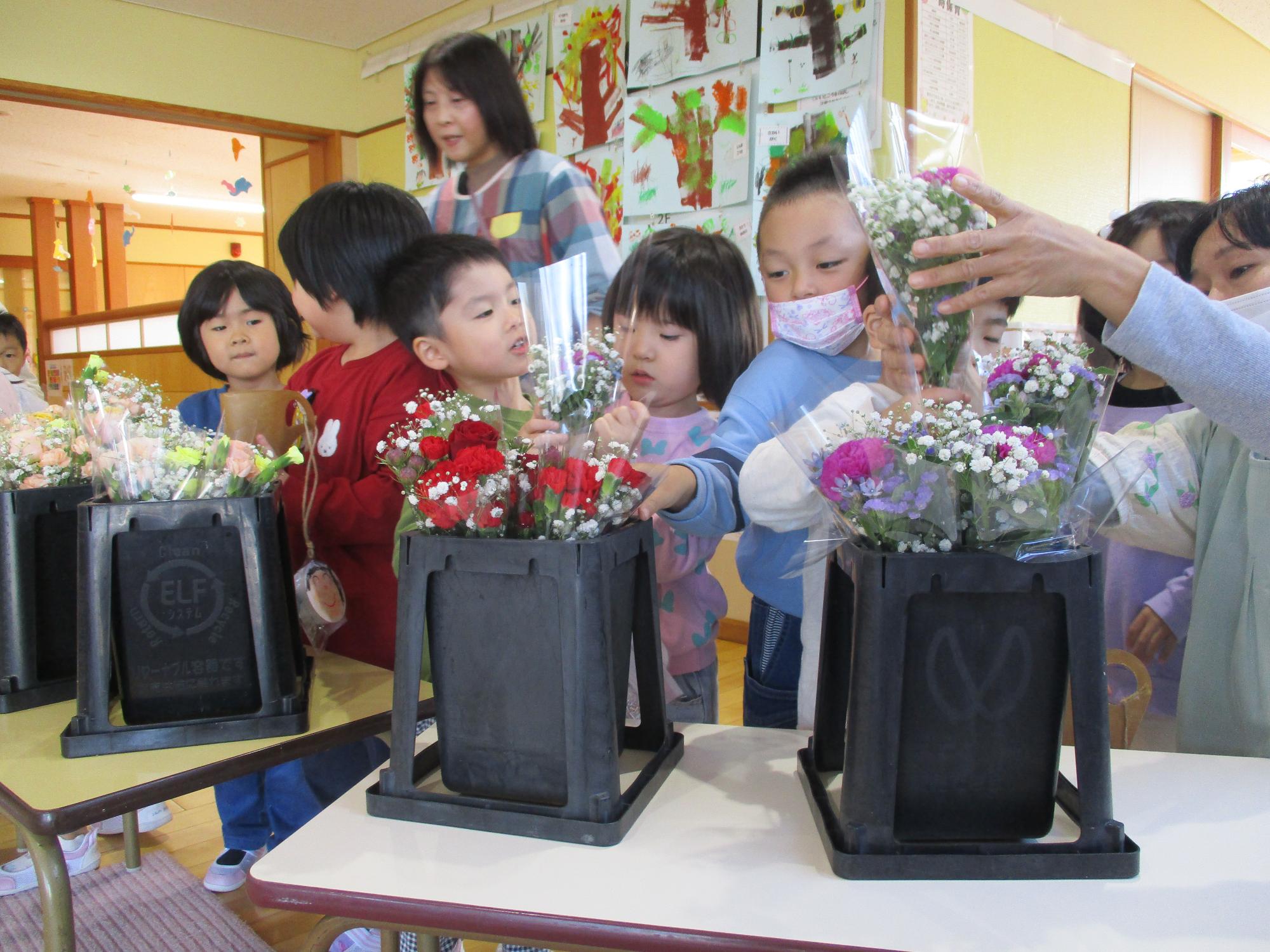 花束を選ぶこども達