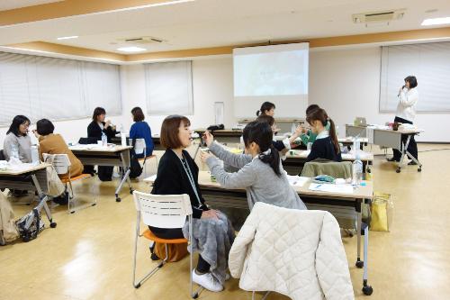 子育て支援センター指導員研修を受けている様子