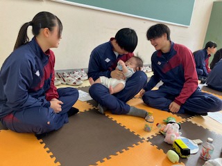 男子生徒と赤ちゃん交流