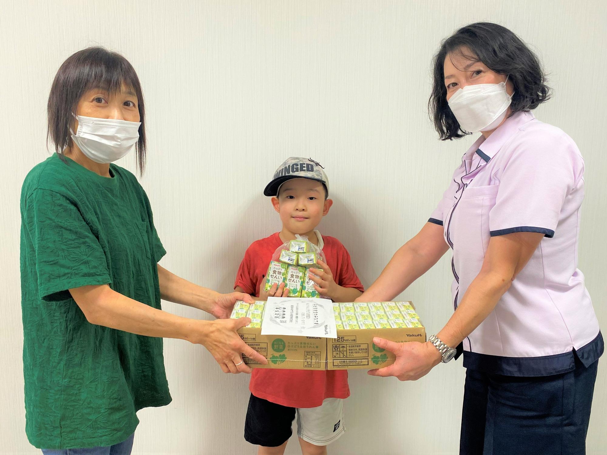寄附製品受渡の様子