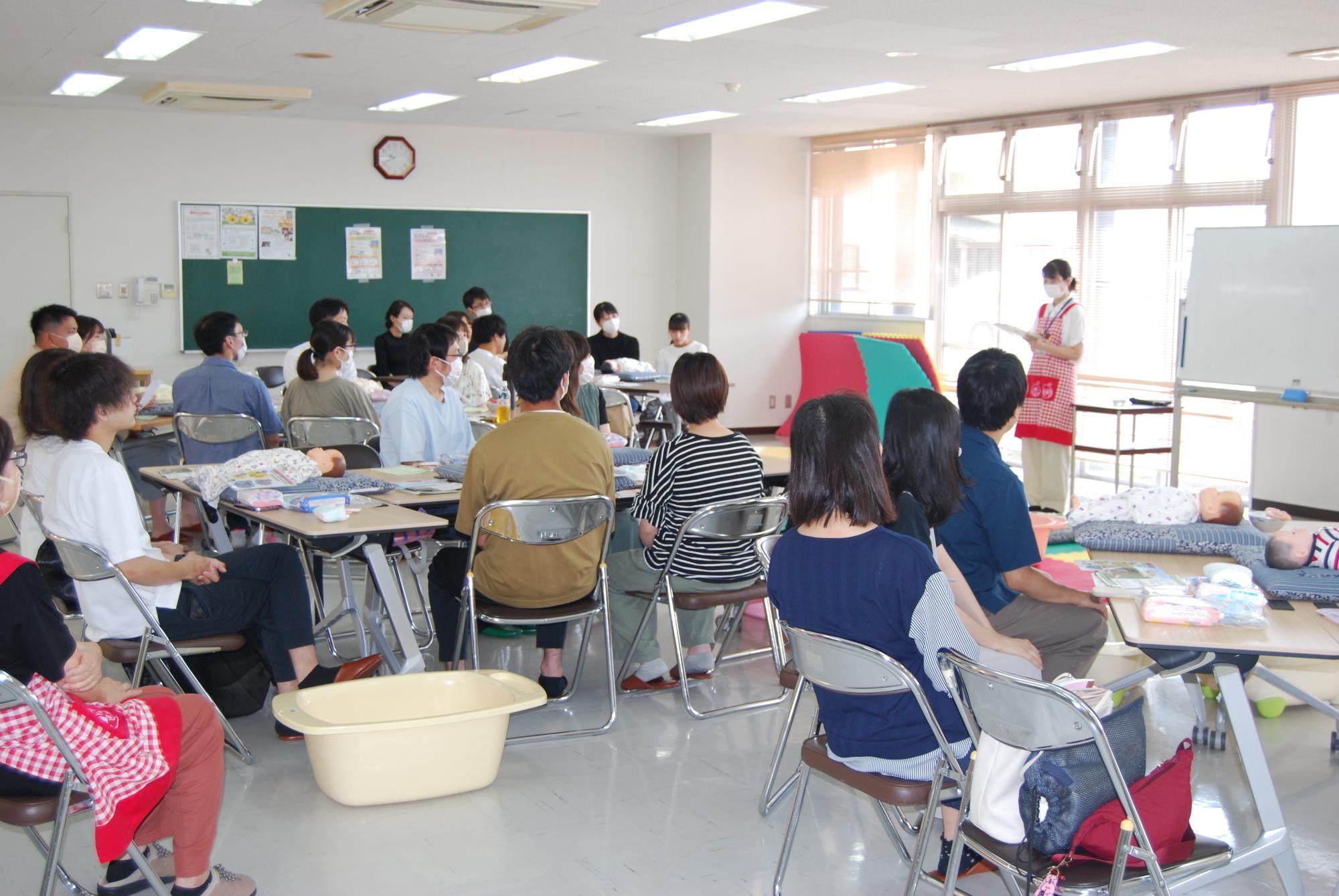 妊娠中の栄養について話を聞いている様子