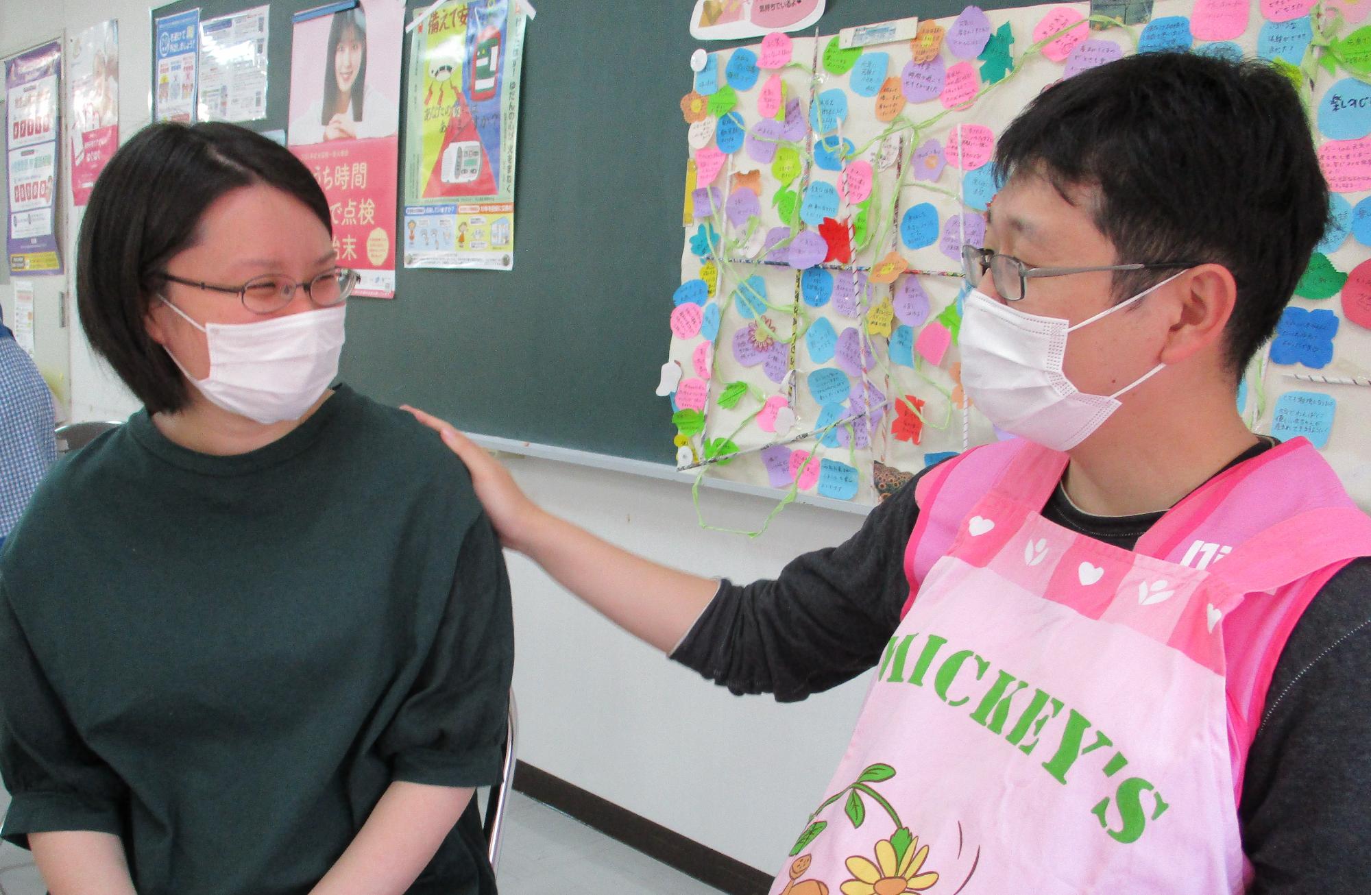 感謝の気持ちを伝え合っている様子