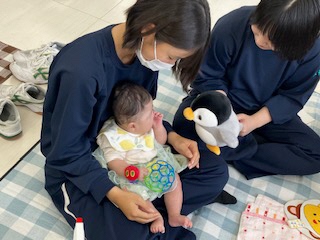 女子生徒と赤ちゃん交流