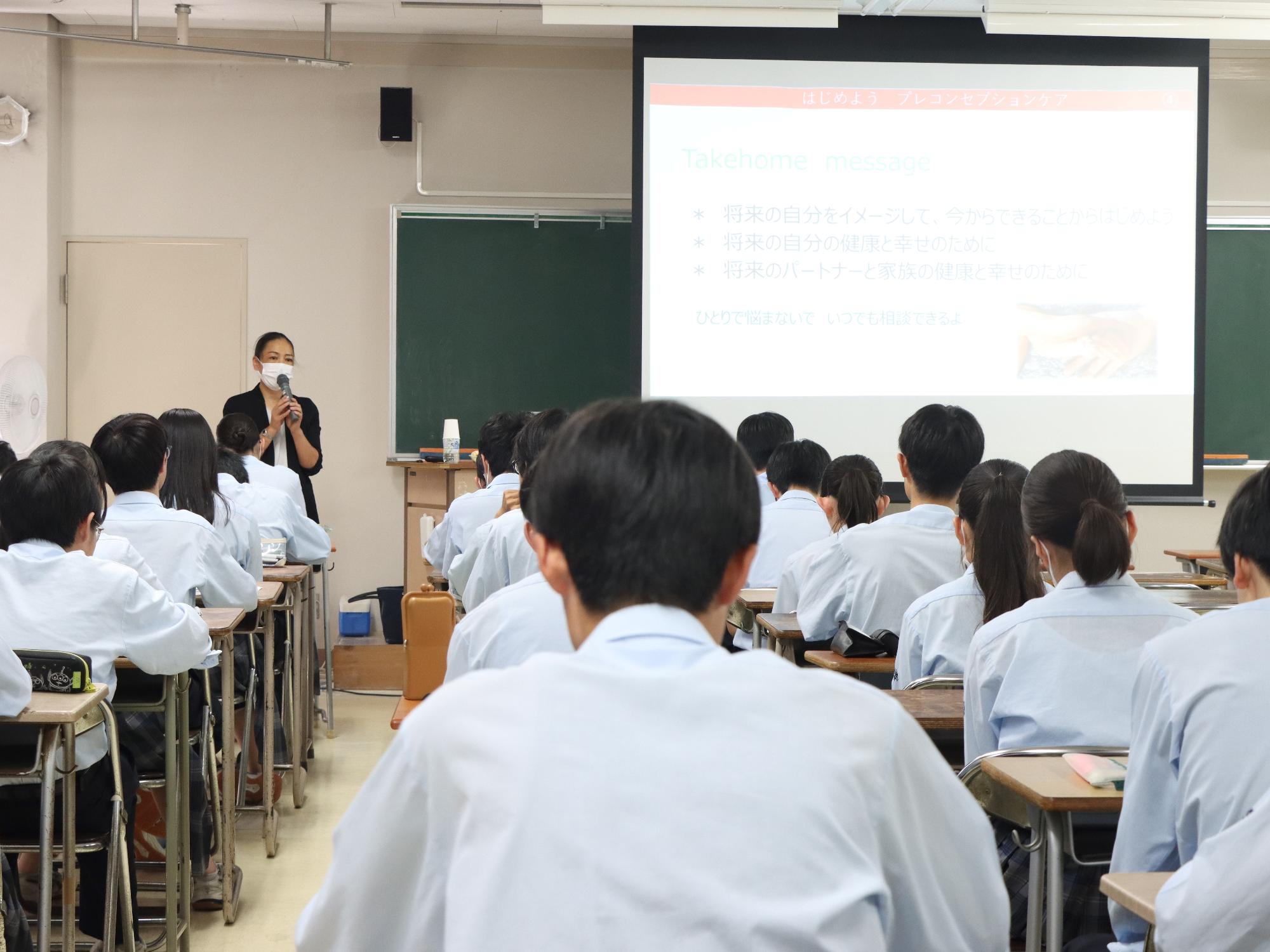 燕中等でのセミナー写真