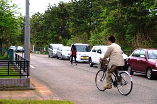 道路脇に複数の自動車が留まっている写真