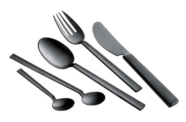 ナイフ、フォーク、スプーンなどの食器が並んでいる写真
