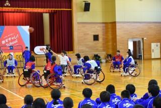 車椅子を操作しながらバスケットボールをする児童たちの写真