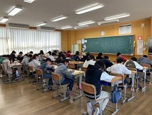 教室で子供たちがプリントに取り組んでいる写真