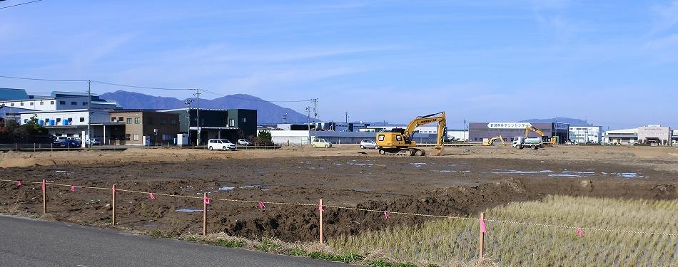 広い土地を重機で土ならしをしている写真