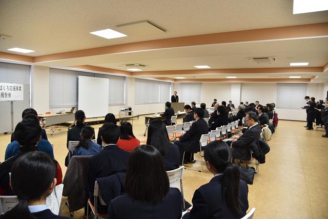 制服を着た生徒たちが椅子に座って話を聴いている写真