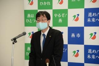 マスクをして登壇する市長の写真