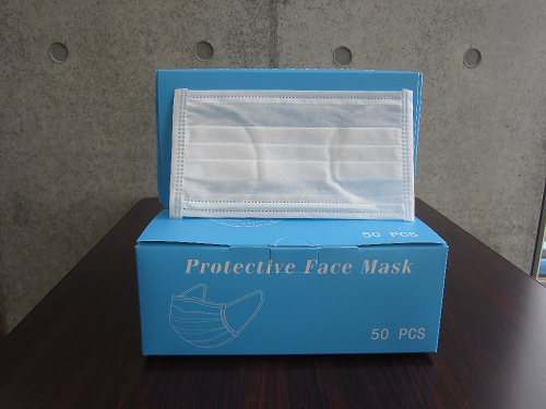 マスク淡いブルーの色の箱とマスクの写真