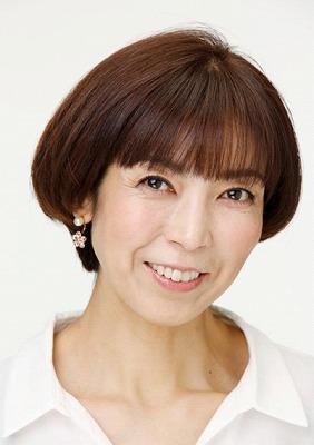 白いシャツを着てカメラに向かって笑顔を見せる本宮宏美さんのポートレート写真