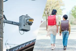 電柱に取り付けられた防犯カメラの写真と小学生登下校の写真