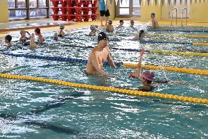 ゆめみらいスポーツ教室の様子（水泳指導）