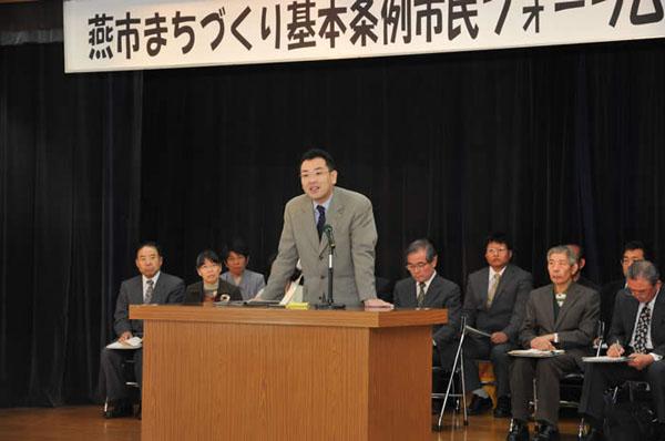 壇上で両手を机の上に置きながら話す新潟大学の馬場先生の写真