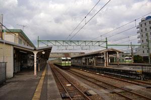 JR吉田駅のホームと電車の写真