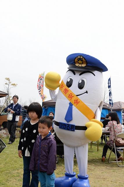 県警マスコットキャラクター「ひかるくん」の左に二人の子どもが一緒に撮影されている写真