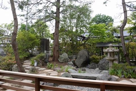 石畳や生い茂った木のある日本庭園の写真