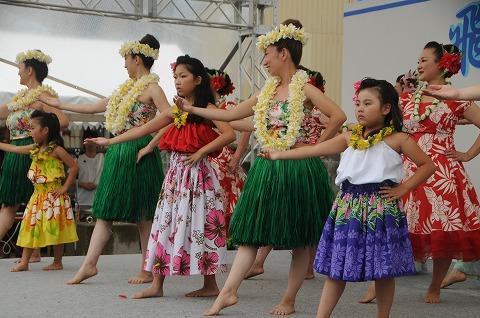 ハワイアンな服装でフラダンスをする女性たちの写真