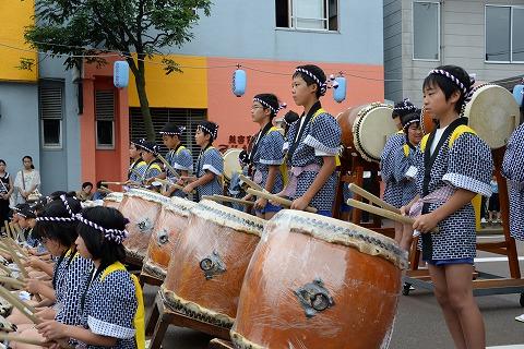和太鼓を演奏する法被を着た子供たちの写真