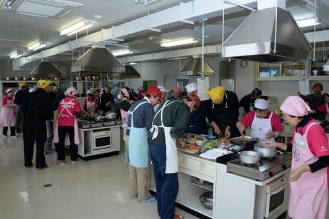 男のための料理教室に参加する人々の写真
