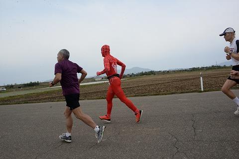 マラソン大会でメテオレンジャーに仮想して走る参加者たちの写真