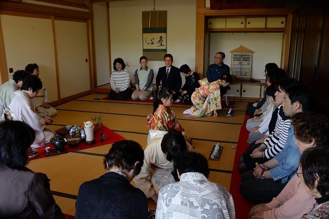 白藤茶会で会を行っている人々の写真