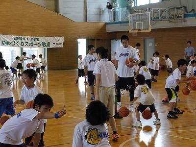 アルビレックスBBの選手による指導を受ける子どもたちの写真