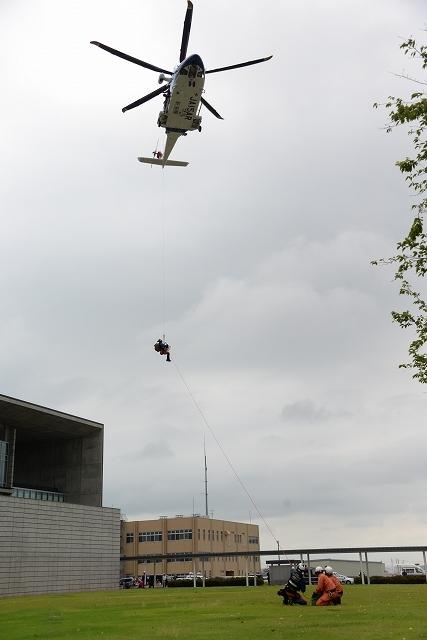消防団による県防災ヘリ負傷者搬送訓練の様子の写真