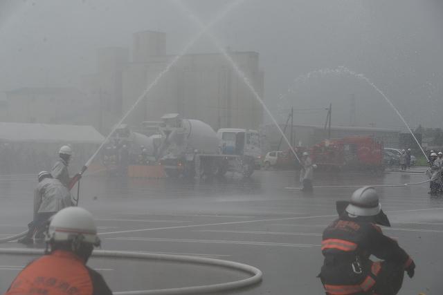 消防隊員による放水訓練を行う様子の写真
