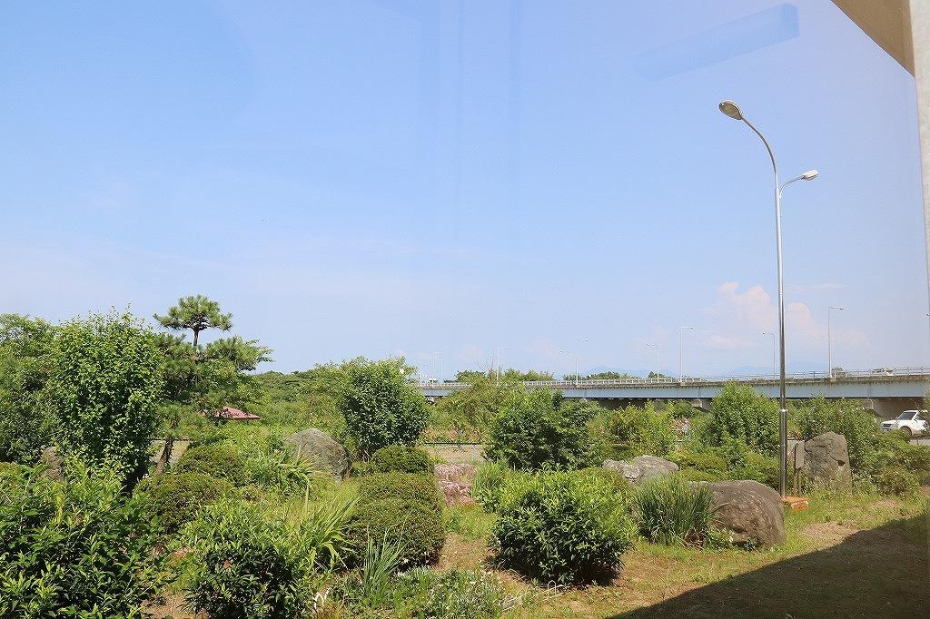 晴天に恵まれた大曲の燕荘の部屋からの庭を写した写真
