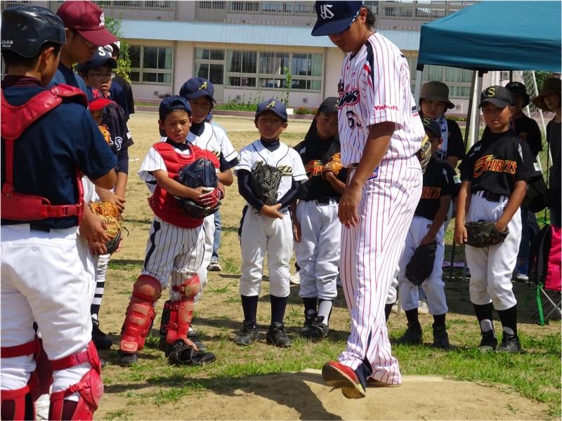 元プロ野球選手による指導を受ける燕市の中学生たちの写真