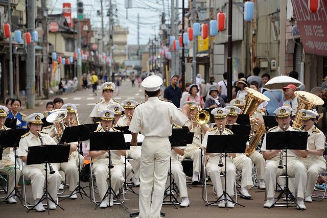 夏祭り中の路地で行われた新潟県警音楽隊による演奏会の写真