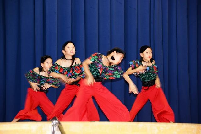 燕舞ストリートダンスフェスティバルで「孔雀柄の服」を着て踊る小学生たちの写真