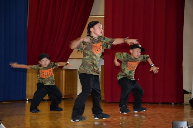 燕舞ストリートダンスフェスティバルで「ミリタリーぽい服」を着て踊る小学生たちの写真