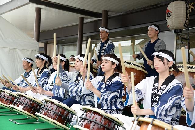郷土芸能太鼓による響演をする若い女性の様子を写した写真