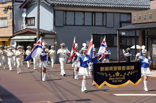 『分水まつり』で、路地を征く新潟県警音楽隊による音楽パレードの写真