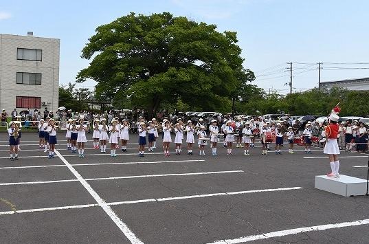パレード隊に参加した子供たちによる演奏している処を写した写真