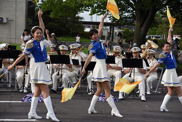 新潟県警音楽隊による「ダンス」と「演奏」の様子を写した写真