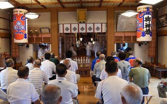 神殿内で執り行われた『諏訪神社例大祭斎行』の様子を写した写真