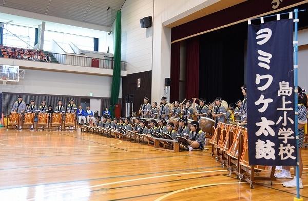 体育館で行われた、島上小学校生徒たちによるヲミワケ太鼓の披露会の写真