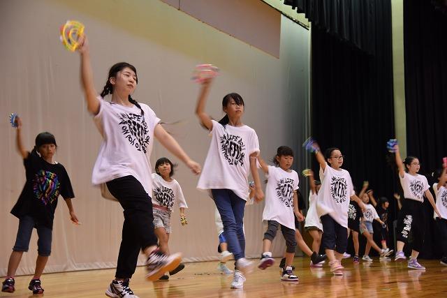 白色を基調にしたTシャツを着た児童たちによる「分水児童館ダンス」の様子の写真
