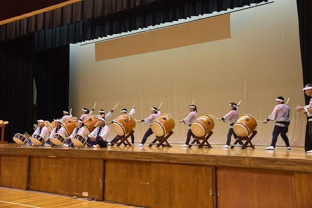桃色のはっぴを着たチームによる太鼓の響演の様子を写した写真